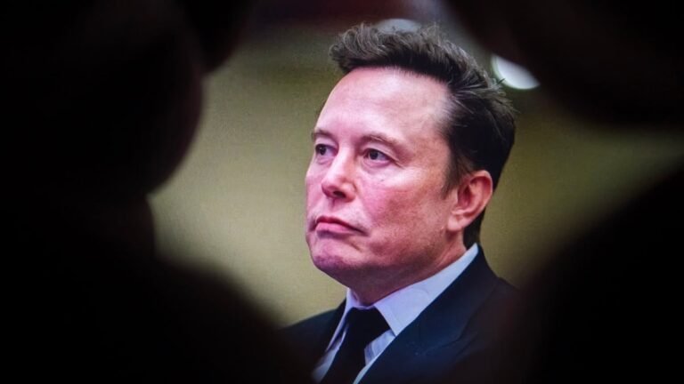 Un magistrato statunitense ha ordinato a Musk di restare nelle vicinanze. Successivamente è partito per la Cina.