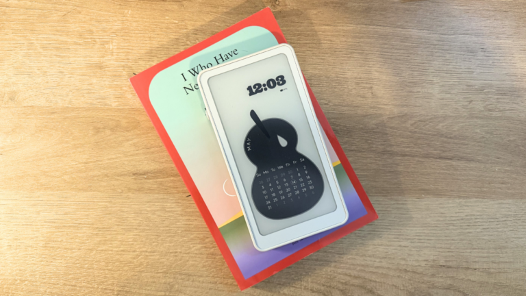 Il lettore digitale Krono di Durobo è un’eccellente opzione ai dispositivi Kindle e Kobo, con dimensioni compatte ideali per essere tenuto in mano.