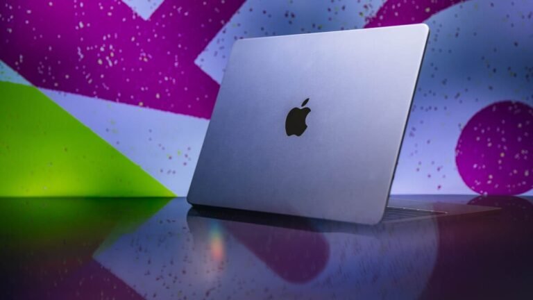 Il recente MacBook Air di Apple è disponibile su Amazon a meno di $1,000, ma solo in alcune varianti di colore.